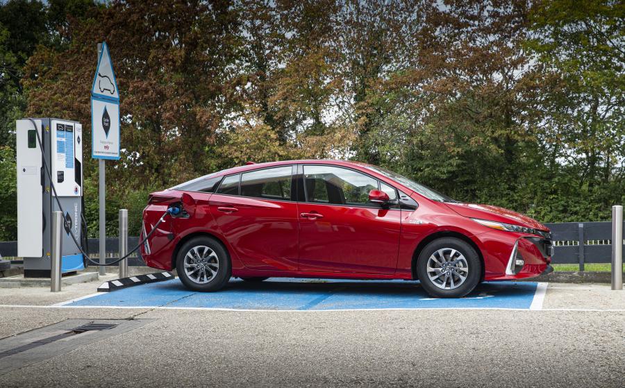  Toyota Prius Plug-in Hybrid Business Edition+ 2019 года  (UK) (фото 12 из 30)